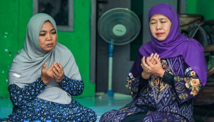 Gubernur Khofifah Takziah ke Keluarga Korban KM Virgo Transport 8, Pastikan Pendidikan Cucu Almarhum Tetap Berlanjut