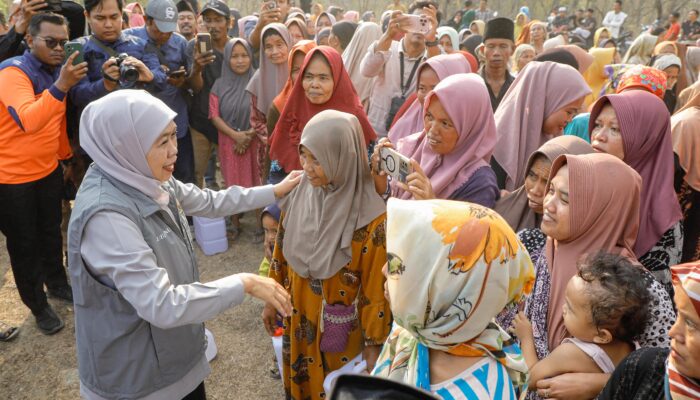 Gubernur Khofifah Salurkan Air Bersih dan Sembako bagi 4.254 Warga Terdampak Kekeringan di Sampang
