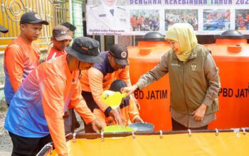 Gubernur Khofifah Turun Langsung Salurkan Air Bersih ke Dusun Bulu Lamongan, Perkuat Penanganan Kekeringan