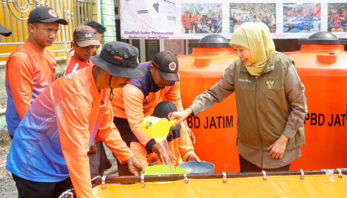 Gubernur Khofifah Turun Langsung Salurkan Air Bersih ke Dusun Bulu Lamongan, Perkuat Penanganan Kekeringan