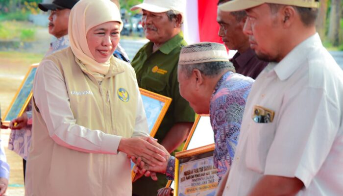 Gubernur Khofifah Serahkan 9 Alsintan untuk Petani Magetan, Dorong Produktivitas dan Kesejahteraan