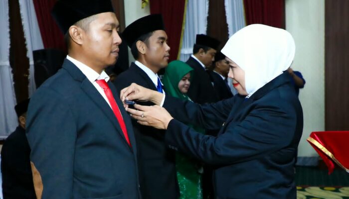 Gubernur Khofifah Serahkan Langsung Satyalancana Karya Satya, Hormati Dedikasi ASN untuk Bangsa dan Negara