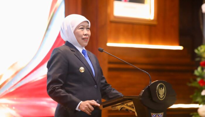 Pesan Gubernur Khofifah saat Sematkan Satyalancana ke 469 ASN: Teruslah Bekerja Profesional dan Menjaga Amanah