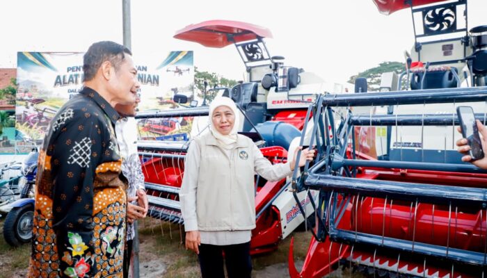 Gubernur Khofifah Tegaskan Pentingnya Teknologi Pertanian Usai Serahkan Bantuan Alsintan di Lamongan