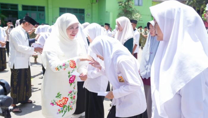 Gubernur Khofifah Pimpin Upacara Hari Santri 2026 di Ponpes Tremas Pacitan dan Sampaikan Tiga Pesan Penting