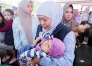 Tegaskan Komitmen Cegah Stunting, Gubernur Khofifah Bagikan Paket Gizi di Pacitan