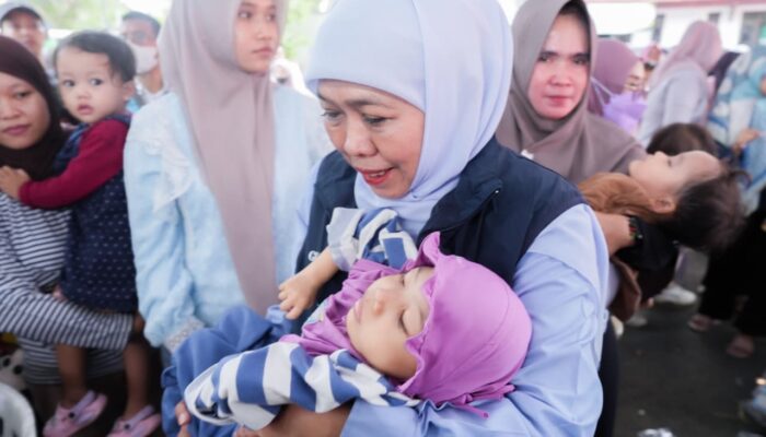 Tegaskan Komitmen Cegah Stunting, Gubernur Khofifah Bagikan Paket Gizi di Pacitan