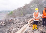 Tinjau Kebakaran TPA Supit Urang, Gubernur Khofifah Kirim Bantuan *Water Bombing* dan Utamakan Keselamatan Relawan