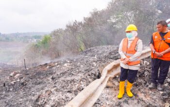Tinjau Kebakaran TPA Supit Urang, Gubernur Khofifah Kirim Bantuan *Water Bombing* dan Utamakan Keselamatan Relawan