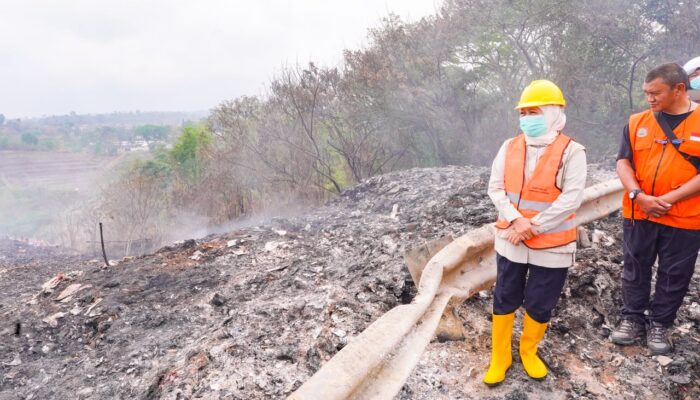 Tinjau Kebakaran TPA Supit Urang, Gubernur Khofifah Kirim Bantuan *Water Bombing* dan Utamakan Keselamatan Relawan