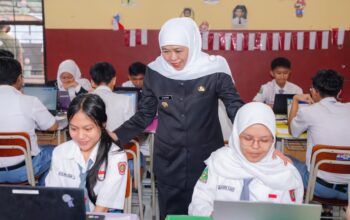 Tinjau TKA di SMKN 8 Malang, Gubernur Khofifah Pastikan Pelaksanaan Tes Berjalan Lancar