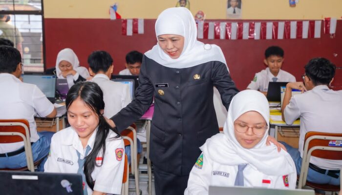 Tinjau TKA di SMKN 8 Malang, Gubernur Khofifah Pastikan Pelaksanaan Tes Berjalan Lancar